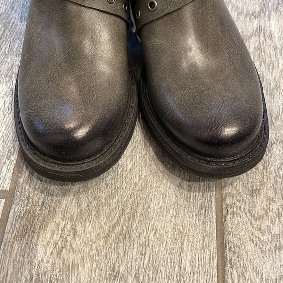 Boots - Picture 3 of 7